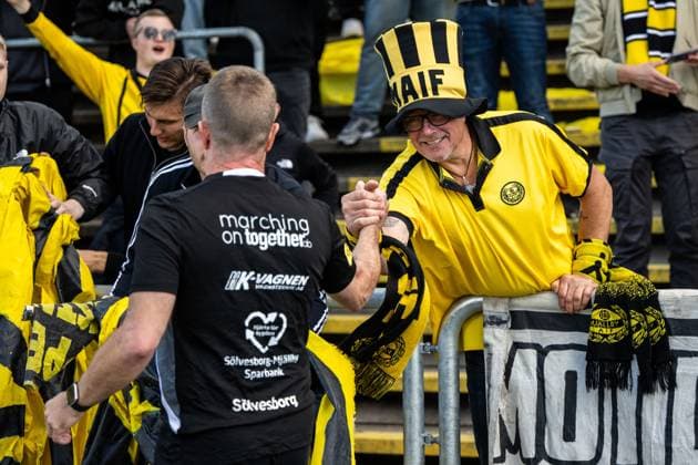 250928 Mjällbys tränare Anders Torstensson jublar med supportrar efter fotbollsmatchen i Allsvenskan mellan Brommapojkarna och Mjällby den 28 september 2025 i Stockholm. Copyright: EMMAxWALLSKOG BB250928EW096