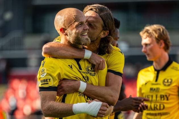 250928 Mjällbys Viktor Gustafson och Tom Pettersson jublar efter fotbollsmatchen i Allsvenskan mellan Brommapojkarna och Mjällby den 28 september 2025 i Stockholm. Copyright: EMMAxWALLSKOG BB250928EW097