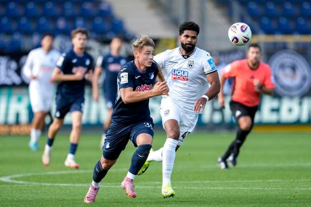 v.li.: Florian Bähr (TSG II, 39), Andre Becker (Ulm, 49), Zweikampf, Spielszene, Duell, duel, tackle, tackling, Dynamik, Action, Aktion, 28.09.2025, Sinsheim (Deutschland), Fussball, 3. Liga, TSG 1899 Hoffenheim II - SSV Ulm 1846, DFB DFL REGULATIONS PROHIBIT ANY USE OF PHOTOGRAPHS AS IMAGE SEQUENCES AND OR QUASI-VIDEO.