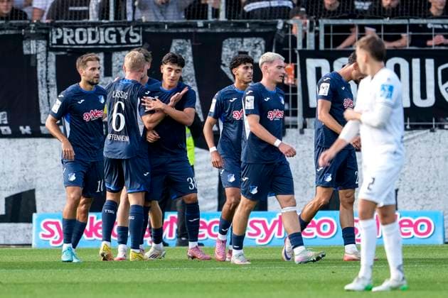 Spieler der TSG 1899 Hoffenheim II (U23), jubeln über das Tor zum 1:0, Jubel, Torjubel, Torerfolg, celebrate the goal, goal, celebration, jubelt ueber das Tor, Freuen, Freude, freut sich, optimistisch, positiv, Spielszene, Highlight, Action, Aktion, 28.09.2025, Sinsheim (Deutschland), Fussball, 3. Liga, TSG 1899 Hoffenheim II - SSV Ulm 1846, DFB DFL REGULATIONS PROHIBIT ANY USE OF PHOTOGRAPHS AS IMAGE SEQUENCES AND OR QUASI-VIDEO.