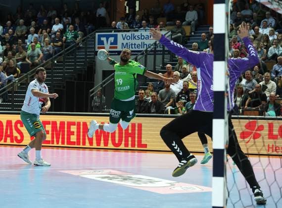 28.09.2025, xovx, Handball Daikin Handball Bundesliga, HSG Wetzlar - GWD Minden v.l. Malte Donker (GWD Minden), Philipp Ahouansou (HSG Wetzlar), Malte Semisch (GWD Minden) Wetzlar Buderus-Arena Hessen Deutschland (DE)