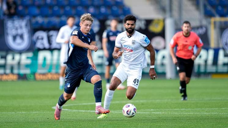 v.li.: Florian Bähr (TSG II, 39), Andre Becker (Ulm, 49), Zweikampf, Spielszene, Duell, duel, tackle, tackling, Dynamik, Action, Aktion, 28.09.2025, Sinsheim (Deutschland), Fussball, 3. Liga, TSG 1899 Hoffenheim II - SSV Ulm 1846, DFB DFL REGULATIONS PROHIBIT ANY USE OF PHOTOGRAPHS AS IMAGE SEQUENCES AND OR QUASI-VIDEO.