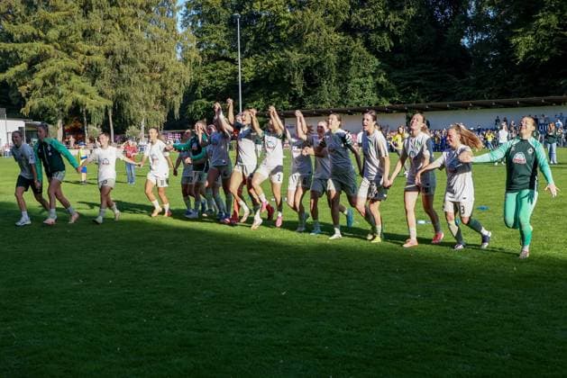Spielerinnen des SV Werder Bremen bedanken sich bei den Fans, Zuschauern für die Unterstützung, mit Jubel über den Sieg, Freude über das gewonnene Spiel, DIE DFB-RICHTLINIEN UNTERSAGEN JEGLICHE NUTZUNG VON FOTOS ALS SEQUENZBILDER UND ODER VIDEOÄHNLICHE FOTOSTRECKEN. DFB REGULATIONS PROHIBIT ANY USE OF PHOTOGRAPHS AS IMAGE SEQUENCES AND OR QUASI-VIDEO., 28.09.2025, Hamburg (Deutschland), Fussball, DFB-Pokal Frauen, SC Victoria Hamburg - SV Werder Bremen