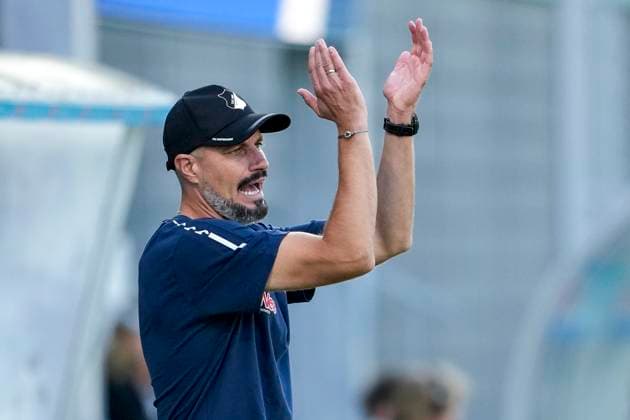 Stefan Kleineheismann (Trainer, Cheftrainer, TSG II), gibt Anweisungen, gestikuliert, mit den Armen gestikulieren, Einzelbild, Einzelfoto, Aktion, Action, 28.09.2025, Sinsheim (Deutschland), Fussball, 3. Liga, TSG 1899 Hoffenheim II - SSV Ulm 1846, DFB DFL REGULATIONS PROHIBIT ANY USE OF PHOTOGRAPHS AS IMAGE SEQUENCES AND OR QUASI-VIDEO.