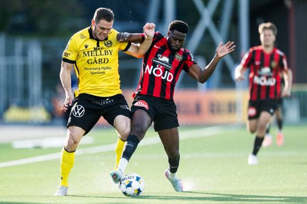 250928 Mjällbys Jacob Bergström och Brommapojkarnas Isak Ssali Ssewankambo under fotbollsmatchen i Allsvenskan mellan Brommapojkarna och Mjällby den 28 september 2025 i Stockholm. Copyright: EMMAxWALLSKOG BB250928EW115