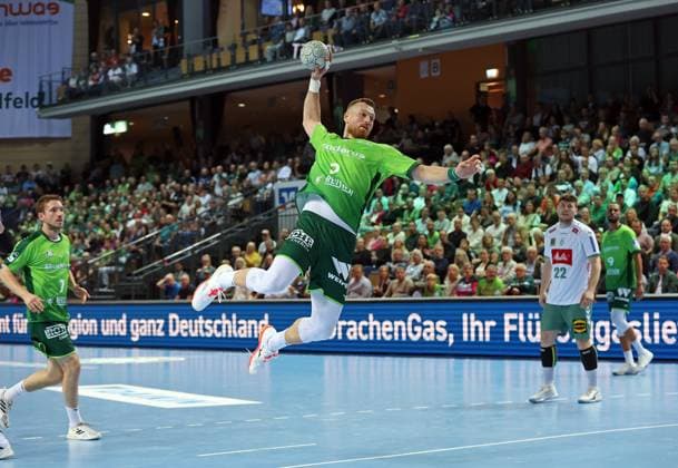 28.09.2025, xovx, Handball Daikin Handball Bundesliga, HSG Wetzlar - GWD Minden v.l. Dominik Mappes (HSG Wetzlar), Nikola Grahovac (HSG Wetzlar), Philipp Vorlicek (GWD Minden) Wetzlar Buderus-Arena Hessen Deutschland (DE)