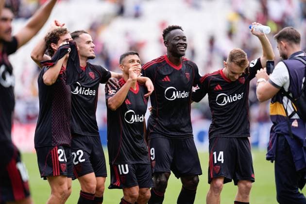September 28, 2025, Madrid, Madrid, Spain: Players of Sevilla FC celebrate the victory during the Spanish League, LaLiga EA Sports, football match played between Rayo Vallecano and Sevilla FC at Estadio de Vallecas on September 28, 2025, in Madrid, Spain. Madrid Spain - ZUMAa181 20250928_zaa_a181_096 Copyright: xDennisxAgyemanx