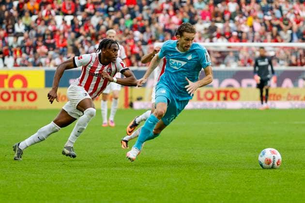 Junior Adamu (SC Freiburg, 20) und Arthur Chaves (TSG Hoffenheim, 35) im Laufduell , Deutschland, Fussball, 1. Bundesliga, 5.Spieltag, 2025 2026, SC Freiburg vs. TSG 1899 Hoffenheim, 28.09.2025, Europa-Park Stadion, Freiburg im Breisgau, Deutschland Freiburg im Breisgau Europa-Park Stadion Baden-Württemberg Deutschland Copyright: xGrantxHubbsx