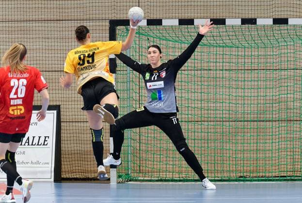 Eleonora Stankovic (HCR, 89), Torhueterin Marijana Illic (Halle, 77), SV Union Halle-Neustadt - HC Roedertal, Handball Frauen, DHB-Pokal, Achtelfinale, Saison 2025 26, 28.09.2025 Halle SWH Arena Sachsen-Anhalt Deutschland
