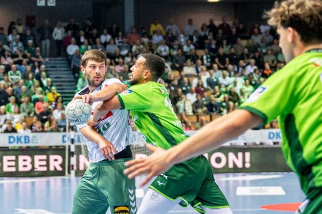 Handball Bundesliga; HSG Wetzlar - GWD Minden, 28.09.25 Malte Donker (GWD Minden, 39)., Philipp Ahouansou (HSG Wetzlar, 19) Handball Bundesliga; HSG Wetzlar - GWD Minden: Wetzlar, 28.09.25 Copyright: xBEAUTIFULxSPORTS Roeczeyx