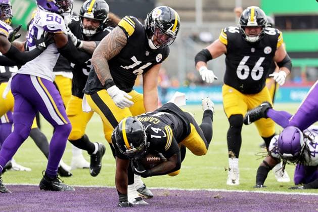 NFL, American Football Herren, USA Week 4, Croke Park, Dublin 28 9 2025 Pittsburgh Steelers vs Minnesota Vikings Pittsburgh Steelers Kenneth Gainwell scores a touchdown Kenneth Gainwell scores a touchdown 28 9 2025  Copyright: x INPHO LaszloxGeczox LG_011264