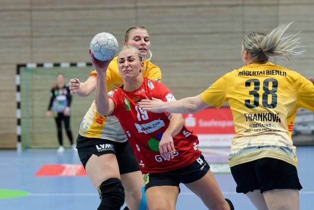 Jasmin Eckart (HCR, 23), Lea Gruber (Halle, 19), Anna Frankova (HCR, 38), SV Union Halle-Neustadt - HC Roedertal, Handball Frauen, DHB-Pokal, Achtelfinale, Saison 2025 26, 28.09.2025 Halle SWH Arena Sachsen-Anhalt Deutschland