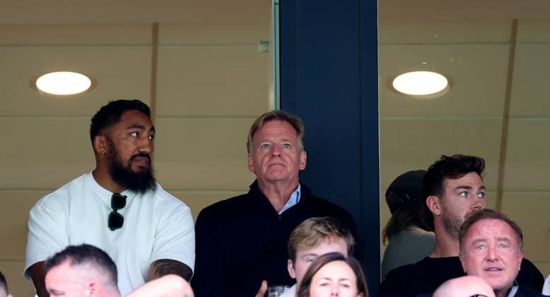 NFL, American Football Herren, USA Week 4, Croke Park, Dublin 28 9 2025 Pittsburgh Steelers vs Minnesota Vikings Connacht™s Bundee Aki and Leinster™s Caelan Doris with NFL Commissioner Roger Goodell Bundee Aki and Caelan Doris with Roger Goodell 28 9 2025  Copyright: x INPHO JamesxCrombiex JCR19115