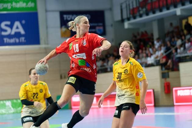 Bo Dekker (HCR, 22), Lea Gruber (Halle, 19), Rozemarijn Alderden (HCR, 30) SV Union Halle-Neustadt - HC Roedertal, Handball Frauen, DHB-Pokal, Achtelfinale, Saison 2025 26, 28.09.2025 Halle SWH Arena Sachsen-Anhalt Deutschland