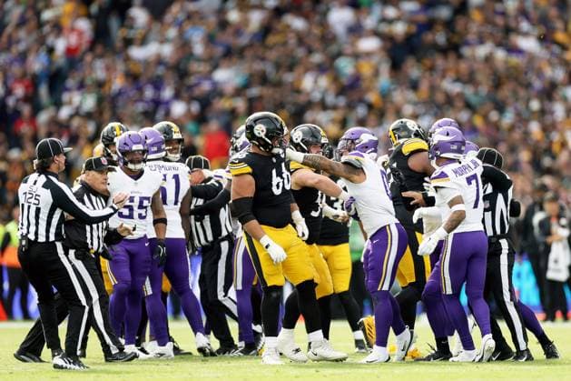 NFL, American Football Herren, USA Week 4, Croke Park, Dublin 28 9 2025 Pittsburgh Steelers vs Minnesota Vikings Tempers flare between the sides during the game Tempers flare between the sides during the game 28 9 2025  Copyright: x INPHO LaszloxGeczox LG_013037
