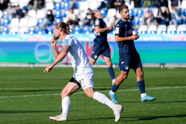 Torschütze Dennis Chessa (Ulm, 11), Spieler vom SSV Ulm 1846, jubelt über das Tor zum 1:1, Jubel, jubeln, Torjubel, Torerfolg, celebrate the goal, goal, celebration, jubelt ueber das Tor, Freuen, Freude, freut sich, optimistisch, positiv, Spielszene, Highlight, Einzelbild, Einzelfoto, Aktion, Action, 28.09.2025, Sinsheim (Deutschland), Fussball, 3. Liga, TSG 1899 Hoffenheim II - SSV Ulm 1846, DFB DFL REGULATIONS PROHIBIT ANY USE OF PHOTOGRAPHS AS IMAGE SEQUENCES AND OR QUASI-VIDEO.