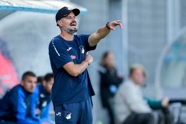 Stefan Kleineheismann (Trainer, Cheftrainer, TSG II), gibt Anweisungen, gestikuliert, mit den Armen gestikulieren, Einzelbild, Einzelfoto, Aktion, Action, 28.09.2025, Sinsheim (Deutschland), Fussball, 3. Liga, TSG 1899 Hoffenheim II - SSV Ulm 1846, DFB DFL REGULATIONS PROHIBIT ANY USE OF PHOTOGRAPHS AS IMAGE SEQUENCES AND OR QUASI-VIDEO.
