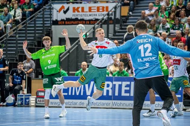 Handball Bundesliga; HSG Wetzlar - GWD Minden, 28.09.25 Karolis Antanavi?ius (GWD Minden, 8), Anadin Suljakovic (HSG Wetzlar, 12), Niklas Theiß (HSG Wetzlar, 9) Handball Bundesliga; HSG Wetzlar - GWD Minden: Wetzlar, 28.09.25 Copyright: xBEAUTIFULxSPORTS Roeczeyx