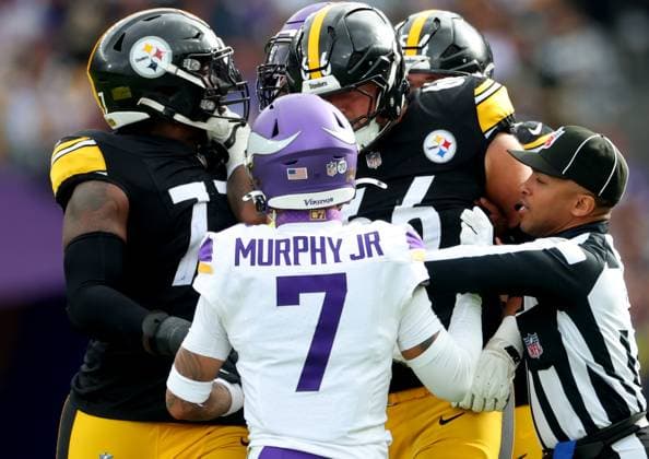 NFL, American Football Herren, USA Week 4, Croke Park, Dublin 28 9 2025 Pittsburgh Steelers vs Minnesota Vikings Steelers™ Aaron Rodgers and Byron Murphy Jr. of the Vikings argue Aaron Rodgers and Byron Murphy Jr 28 9 2025  Copyright: x INPHO JamesxCrombiex JCR10393