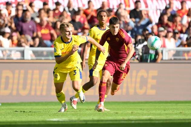 Roma™s Matias Soule and Verona™s Martin Frese during the Serie A Enilive soccer match between AS Roma and Hellas Verona at the Rome s Olympic stadium, Italy - Sunday, September 28, 2025. - Soccer.  Copyright: xFabrizioxCorradetti LaPressex