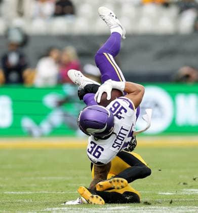NFL, American Football Herren, USA Week 4, Croke Park, Dublin 28 9 2025 Pittsburgh Steelers vs Minnesota Vikings Minnesota Vikings Zavier Scott is tackled by Juan Thornhill of the Pittsburgh Steelers Zavier Scott is tackled by Juan Thornhill 28 9 2025  Copyright: x INPHO LaszloxGeczox LG_012467