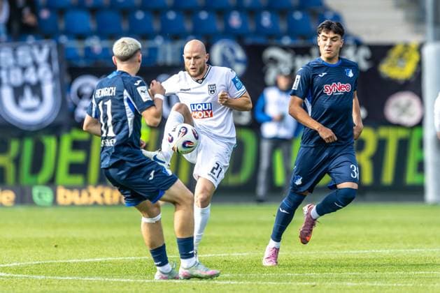 Fussball, Saison 2025 2026, 3. Liga, Dietmar-Hopp-Stadion Sinsheim, 8. Spieltag, TSG Hoffenheim II - SSV Ulm 1846 Fußball, 28.09.2025 28.09.2025, Fussball, Saison 2025 2026, 3. Liga, Dietmar-Hopp-Stadion Sinsheim, 8. Spieltag, TSG Hoffenheim II - SSV Ulm 1846 Fußball, v.l. 21 Marcel Seegert (SSV Ulm 1846 Fußball), 38 Deniz Zeitler (TSG Hoffenheim II) Foto: Lucca Fundel Sinsheim Dietmar-Hopp-Stadion Baden-Württemberg Deutschland