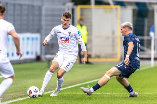 Fussball, Saison 2025 2026, 3. Liga, Dietmar-Hopp-Stadion Sinsheim, 8. Spieltag, TSG Hoffenheim II - SSV Ulm 1846 Fußball, 28.09.2025 28.09.2025, Fussball, Saison 2025 2026, 3. Liga, Dietmar-Hopp-Stadion Sinsheim, 8. Spieltag, TSG Hoffenheim II - SSV Ulm 1846 Fußball, v.l. 2 Luis Görlich (SSV Ulm 1846 Fußball) , 11 Paul Hennrich (TSG Hoffenheim II) Foto: Lucca Fundel Sinsheim Dietmar-Hopp-Stadion Baden-Württemberg Deutschland