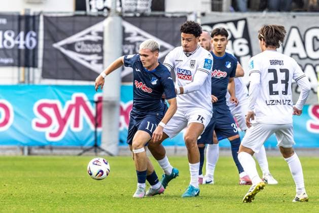 Fussball, Saison 2025 2026, 3. Liga, Dietmar-Hopp-Stadion Sinsheim, 8. Spieltag, TSG Hoffenheim II - SSV Ulm 1846 Fußball, 28.09.2025 28.09.2025, Fussball, Saison 2025 2026, 3. Liga, Dietmar-Hopp-Stadion Sinsheim, 8. Spieltag, TSG Hoffenheim II - SSV Ulm 1846 Fußball, v.l. 11 Paul Hennrich (TSG Hoffenheim II), 15 David Jonas (SSV Ulm 1846 Fußball) Foto: Lucca Fundel Sinsheim Dietmar-Hopp-Stadion Baden-Württemberg Deutschland