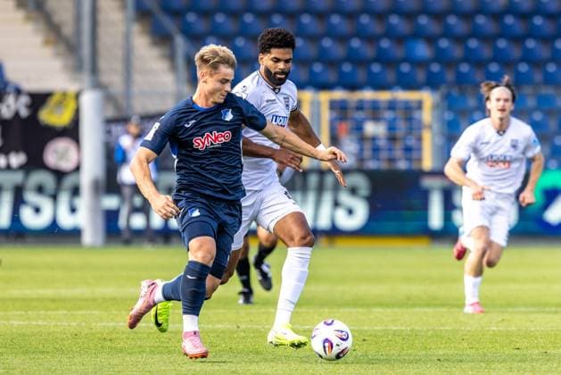 Fussball, Saison 2025 2026, 3. Liga, Dietmar-Hopp-Stadion Sinsheim, 8. Spieltag, TSG Hoffenheim II - SSV Ulm 1846 Fußball, 28.09.2025 28.09.2025, Fussball, Saison 2025 2026, 3. Liga, Dietmar-Hopp-Stadion Sinsheim, 8. Spieltag, TSG Hoffenheim II - SSV Ulm 1846 Fußball, v.l. 39 Florian Bähr (TSG Hoffenheim II), 49 Andre Becker (SSV Ulm 1846 Fußball) Foto: Lucca Fundel Sinsheim Dietmar-Hopp-Stadion Baden-Württemberg Deutschland