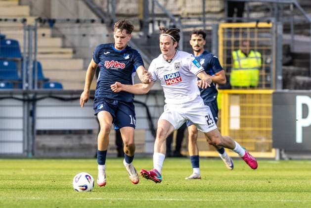 Fussball, Saison 2025 2026, 3. Liga, Dietmar-Hopp-Stadion Sinsheim, 8. Spieltag, TSG Hoffenheim II - SSV Ulm 1846 Fußball, 28.09.2025 28.09.2025, Fussball, Saison 2025 2026, 3. Liga, Dietmar-Hopp-Stadion Sinsheim, 8. Spieltag, TSG Hoffenheim II - SSV Ulm 1846 Fußball, v.l. 16 Yannis Hör (TSG Hoffenheim II), 25 Elias Löder (SSV Ulm 1846 Fußball) Foto: Lucca Fundel Sinsheim Dietmar-Hopp-Stadion Baden-Württemberg Deutschland