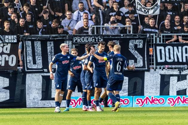 Fussball, Saison 2025 2026, 3. Liga, Dietmar-Hopp-Stadion Sinsheim, 8. Spieltag, TSG Hoffenheim II - SSV Ulm 1846 Fußball, 28.09.2025 28.09.2025, Fussball, Saison 2025 2026, 3. Liga, Dietmar-Hopp-Stadion Sinsheim, 8. Spieltag, TSG Hoffenheim II - SSV Ulm 1846 Fußball, Torjubel Jubel Freude nach Treffer Tor Torschuss zum 1:0 durch 38 Deniz Zeitler (TSG Hoffenheim II). TSG Hoffenheim II Team Mannschaft Foto: Lucca Fundel Sinsheim Dietmar-Hopp-Stadion Baden-Württemberg Deutschland