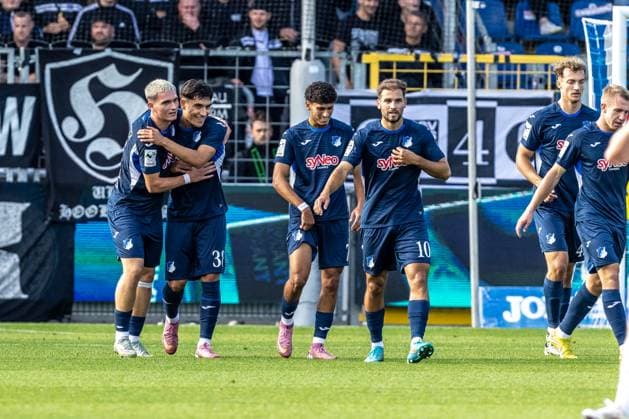 Fussball, Saison 2025 2026, 3. Liga, Dietmar-Hopp-Stadion Sinsheim, 8. Spieltag, TSG Hoffenheim II - SSV Ulm 1846 Fußball, 28.09.2025 28.09.2025, Fussball, Saison 2025 2026, 3. Liga, Dietmar-Hopp-Stadion Sinsheim, 8. Spieltag, TSG Hoffenheim II - SSV Ulm 1846 Fußball, Torjubel Jubel Freude nach Treffer Tor Torschuss zum 1:0 durch 38 Deniz Zeitler (TSG Hoffenheim II) Foto: Lucca Fundel Sinsheim Dietmar-Hopp-Stadion Baden-Württemberg Deutschland