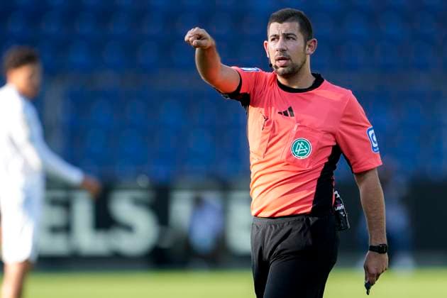 Niclas Rose (Schiedsrichter), gibt Anweisungen, gestikuliert, mit den Armen gestikulieren, Einzelbild, Einzelfoto, Aktion, Action, 28.09.2025, Sinsheim (Deutschland), Fussball, 3. Liga, TSG 1899 Hoffenheim II - SSV Ulm 1846, DFB DFL REGULATIONS PROHIBIT ANY USE OF PHOTOGRAPHS AS IMAGE SEQUENCES AND OR QUASI-VIDEO.