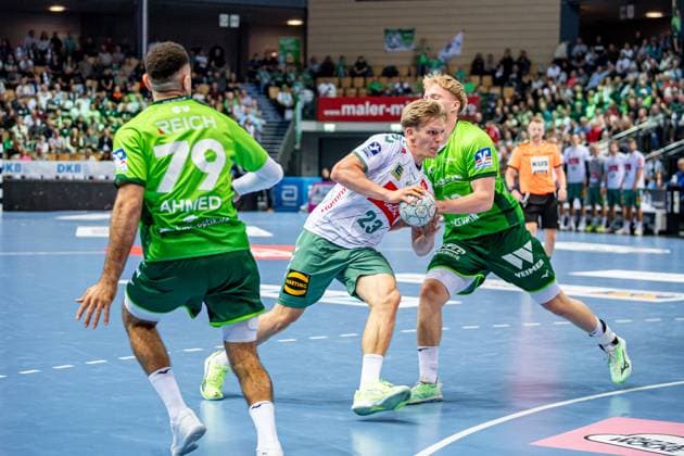 Handball Bundesliga; HSG Wetzlar - GWD Minden, 28.09.25 Niclas Benedict Heitkamp (GWD Minden, 23), Georg Löwen ((HSG Wetzlar, 33), Ahmed Nafea (HSG Wetzlar, 79) Handball Bundesliga; HSG Wetzlar - GWD Minden: Wetzlar, 28.09.25 Copyright: xBEAUTIFULxSPORTS Roeczeyx