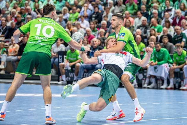 Handball Bundesliga; HSG Wetzlar - GWD Minden, 28.09.25 Niclas Benedict Heitkamp (GWD Minden, 23), Stefan Cavor (HSG Wetzlar, 77), Josip Simic (HSG Wetzlar, 10) Handball Bundesliga; HSG Wetzlar - GWD Minden: Wetzlar, 28.09.25 Copyright: xBEAUTIFULxSPORTS Roeczeyx