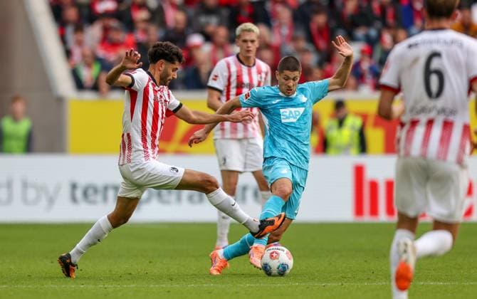 DEU, Freiburg, SC Freiburg vs TSG Hoffenheim, Bundesliga, DFB, Europa-Park-Stadion, 5. Spieltag, im Bild v.l.n.r: Eren Dinkci (SC Freiburg 18), Andrej Kramarić (TSG Hoffenheim 27) DFB DFL REGULATIONS PROHIBIT ANY USE OF PHOTOGRAPHS AS IMAGE SEQUENCES AND OR QUASI-VIDEO, 28.09.2025, Copyright: HMBxMedia HendrikxHamelau