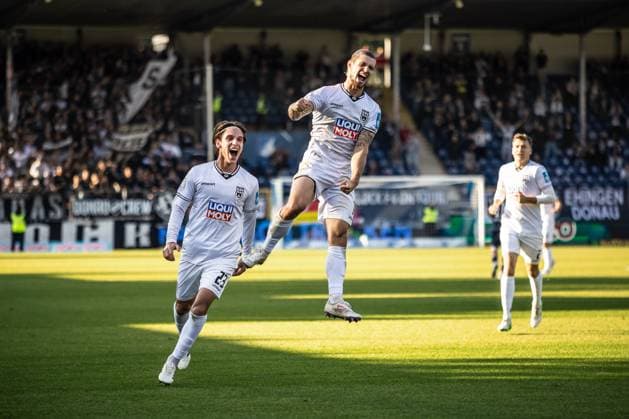 Fussball, Saison 2025 2026, 3. Liga, Dietmar-Hopp-Stadion Sinsheim, 8. Spieltag, TSG Hoffenheim II - SSV Ulm 1846 Fußball, 28.09.2025 28.09.2025, Fussball, Saison 2025 2026, 3. Liga, Dietmar-Hopp-Stadion Sinsheim, 8. Spieltag, TSG Hoffenheim II - SSV Ulm 1846 Fußball, Torjubel Jubel Freude nach Treffer Tor Torschuss zum 1:1 durch 11 Dennis Chessa (SSV Ulm 1846 Fußball) Foto: Lucca Fundel Sinsheim Dietmar-Hopp-Stadion Baden-Württemberg Deutschland