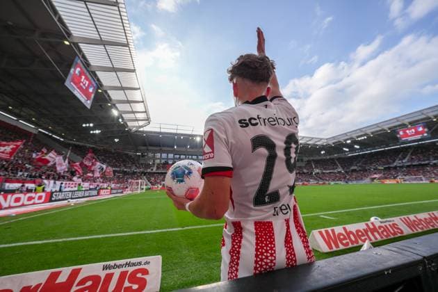 Philipp Treu (SC Freiburg, 29) am Ball, Einwurf , Deutschland, Fussball, 1. Bundesliga, 5.Spieltag, 2025 2026, SC Freiburg vs. TSG Hoffenheim, 28.09.2025, Europa-Park Stadion, Freiburg, Deutschland DFL REGULATIONS PROHIBIT ANY USE OF PHOTOGRAPHS AS IMAGE SEQUENCES AND OR QUASI-VIDEO. Freiburg Europa-Park Stadion Baden-Württemberg Deutschland Copyright: xArnexAmbergx