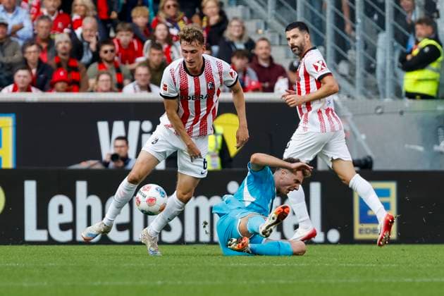 Patrick Osterhage (SC Freiburg, 06) foult Fisnik Asllani (TSG Hoffenheim, 11) , Deutschland, Fussball, 1. Bundesliga, 5.Spieltag, 2025 2026, SC Freiburg vs. TSG 1899 Hoffenheim, 28.09.2025, Europa-Park Stadion, Freiburg im Breisgau, Deutschland Freiburg im Breisgau Europa-Park Stadion Baden-Württemberg Deutschland Copyright: xGrantxHubbsx