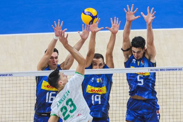 (250928) -- PASAY CITY, Sept. 28, 2025 -- Aleksandar Nikolov (front) of Bulgaria competes during the final match between Italy and Bulgaria at the FIVB Men s World Championship, WM, Weltmeisterschaft 2025 in Pasay City, the Philippines, Sept. 28, 2025. ) (SP)PHILIPPINES-PASAY CITY-VOLLEYBALL-FIVB MEN S WORLD CHAMPIONSHIP 2025-FINAL ROUELLExUMALI 