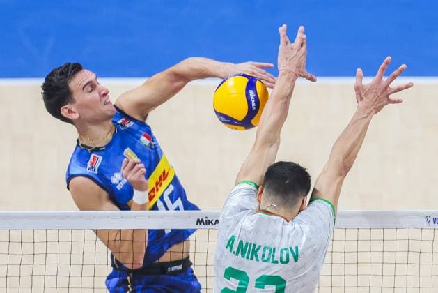 (250928) -- PASAY CITY, Sept. 28, 2025 -- Yuri Romano (L) of Italy competes against Aleksandar Nikolov of Bulgaria during the final match between Italy and Bulgaria at the FIVB Men s World Championship, WM, Weltmeisterschaft 2025 in Pasay City, the Philippines, Sept. 28, 2025. ) (SP)PHILIPPINES-PASAY CITY-VOLLEYBALL-FIVB MEN S WORLD CHAMPIONSHIP 2025-FINAL ROUELLExUMALI 