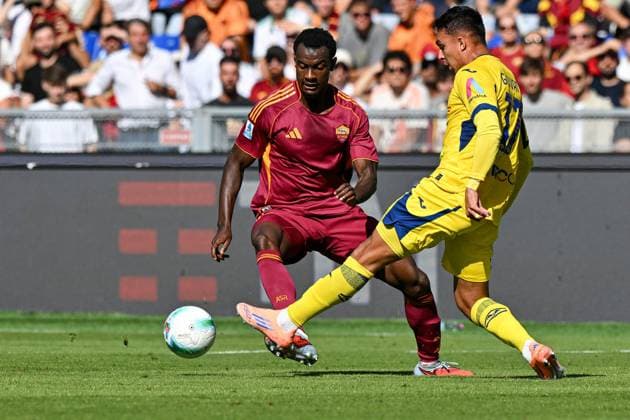 Foto IPP Roberto Ramaccia Roma 28 9 2025 Campionato di Calcio Serie A 2025 2026 Roma vs Hellas Verona Nella foto Giovane of Hellas Verona under pressure from Evan Ndicka of AS Roma Italy Photo Press - World Copyright Roma italy Italia ITALY  Copyright: xR4924_italyphotopressx