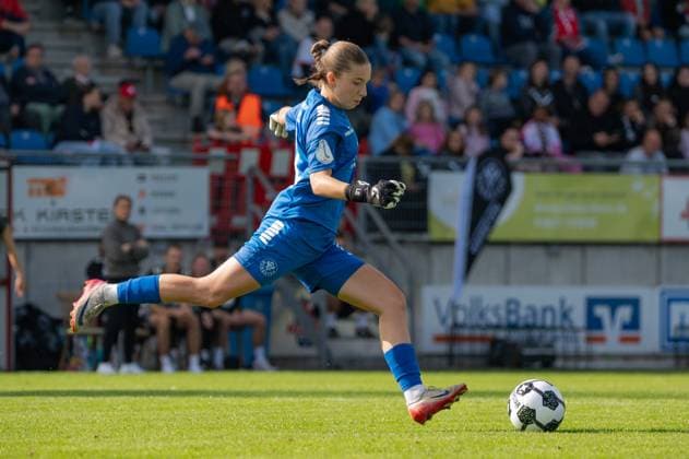 Kleve, Germany, September 28, 2025: Goalkeeper Lea Egbers (12 VfR Warbeyen) shoots the ball (action) during the DFB-Pokal der Frauen game between VfR Warbeyen and 1. FC Köln at the Bresserberg in Kleve, Germany (Martin Pitsch SPP) Copyright: xMartinxPitsch SPPx spp-en-MaPi-20250928_NIKON Z 6_warbeyenkoeln_DSC7889