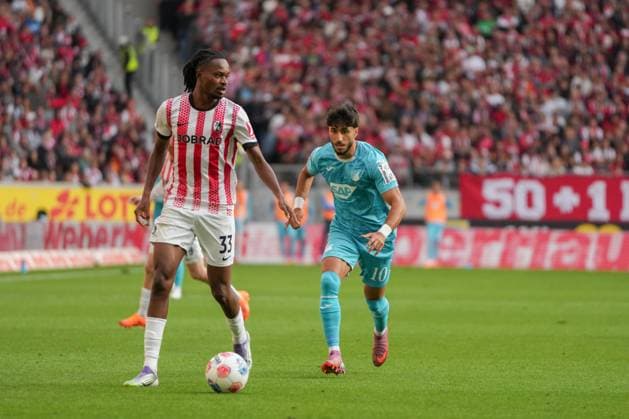1. Bundesliga: SC Freiburg vs TSG 1899 Hoffenheim, 28.09.2025 Jordy Makengo (SC Freiburg, 33) der den Ball abschirmt vor Muhammed Damar (TSG Hoffenheim, 10) 1. Bundesliga: SC Freiburg vs TSG 1899 Hoffenheim, Europa-Park-Stadion, 28.09.2025 DFB DFL REGULATIONS PROHIBIT ANY USE OF PHOTOGRAPHS AS IMAGE SEQUENCES AND OR QUASI-VIDEO. Copyright: xBEAUTIFULxSPORTS Boscox