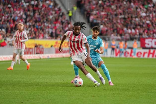 1. Bundesliga: SC Freiburg vs TSG 1899 Hoffenheim, 28.09.2025 Jordy Makengo (SC Freiburg, 33) der den Ball abschirmt vor Muhammed Damar (TSG Hoffenheim, 10) 1. Bundesliga: SC Freiburg vs TSG 1899 Hoffenheim, Europa-Park-Stadion, 28.09.2025 DFB DFL REGULATIONS PROHIBIT ANY USE OF PHOTOGRAPHS AS IMAGE SEQUENCES AND OR QUASI-VIDEO. Copyright: xBEAUTIFULxSPORTS Boscox