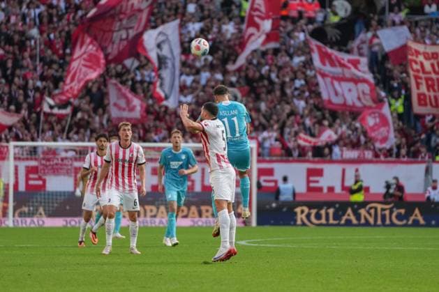 1. Bundesliga: SC Freiburg vs TSG 1899 Hoffenheim, 28.09.2025 Kopfballduell zwischen Anthony Jung (SC Freiburg, 5) und Fisnik Asllani (TSG Hoffenheim, 11) 1. Bundesliga: SC Freiburg vs TSG 1899 Hoffenheim, Europa-Park-Stadion, 28.09.2025 DFB DFL REGULATIONS PROHIBIT ANY USE OF PHOTOGRAPHS AS IMAGE SEQUENCES AND OR QUASI-VIDEO. Copyright: xBEAUTIFULxSPORTS Boscox