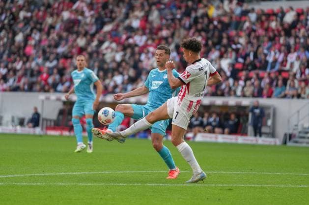 1. Bundesliga: SC Freiburg vs TSG 1899 Hoffenheim, 28.09.2025 Zweikampf zwischen Robin Hraná? (TSG Hoffenheim, 2) und Derry Scherhant (SC Freiburg, 7) 1. Bundesliga: SC Freiburg vs TSG 1899 Hoffenheim, Europa-Park-Stadion, 28.09.2025 DFB DFL REGULATIONS PROHIBIT ANY USE OF PHOTOGRAPHS AS IMAGE SEQUENCES AND OR QUASI-VIDEO. Copyright: xBEAUTIFULxSPORTS Boscox