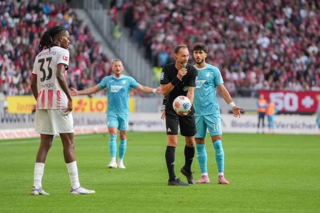 1. Bundesliga: SC Freiburg vs TSG 1899 Hoffenheim, 28.09.2025 Bastian Dankert (Schiedsrichter) mit einem Schiedsrichterball 1. Bundesliga: SC Freiburg vs TSG 1899 Hoffenheim, Europa-Park-Stadion, 28.09.2025 DFB DFL REGULATIONS PROHIBIT ANY USE OF PHOTOGRAPHS AS IMAGE SEQUENCES AND OR QUASI-VIDEO. Copyright: xBEAUTIFULxSPORTS Boscox