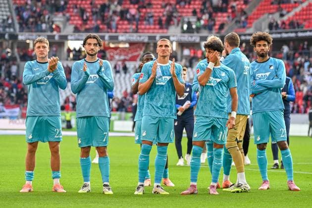 Team TSG Hoffenheim bedankt sch bei seinen Fans mit Alexander Prass (TSG Hoffenheim, 22), Leon Avdullahu (TSG Hoffenheim, 07), Grischa Proemel (TSG Hoffenheim, 06), Muhammed Damar (TSG Hoffenheim, 10), Kevin Akpoguma (TSG Hoffenheim, 25) GER, SC Freiburg - TSG 1899 Hoffenheim, Fussball, Bundesliga, 5. Spieltag, Saison 2025 2026, 28.09.2025 DFL DFB REGULATIONS PROHIBIT ANY USE OF PHOTOGRAPHS AS IMAGE SEQUENCES AND OR QUASI-VIDEO GER, SC Freiburg - TSG 1899 Hoffenheim, Fussball, Bundesliga, 5. Spieltag, Saison 2025 2026, 28.09.2025 Freiburg Copyright: xEibner-Pressefoto ThomasxHessx EP_THS