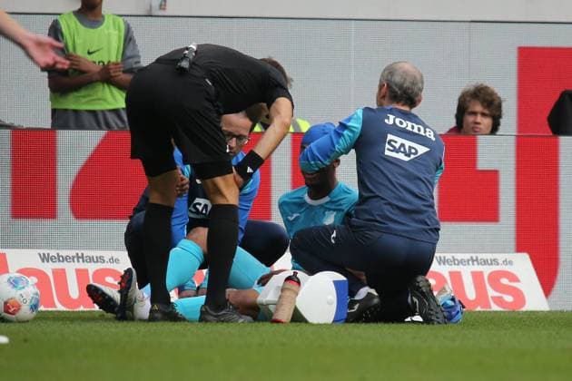 28.09.2025, xmohx, Fussball 1.Bundesliga, SC Freiburg - TSG Hoffenheim v.l. Bernardo (1899 Hoffenheim) verletzt, Verletzung, Schmerz, Schmerzen mit Turban Verband (DFL DFB REGULATIONS PROHIBIT ANY USE OF PHOTOGRAPHS as IMAGE SEQUENCES and or QUASI-VIDEO) Freiburg